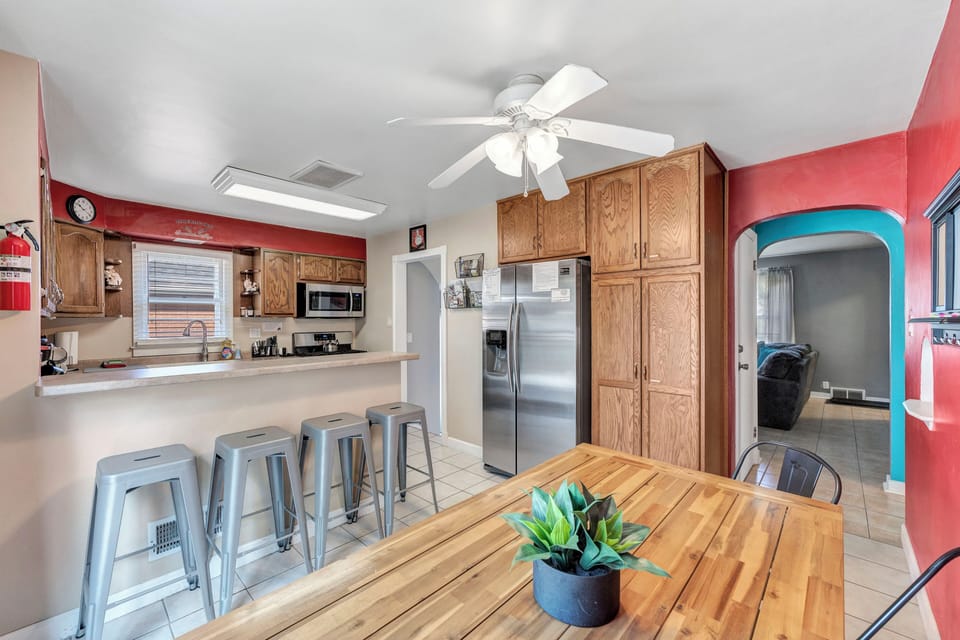 Fridge/Freezer/Ice Maker-Extra seating area