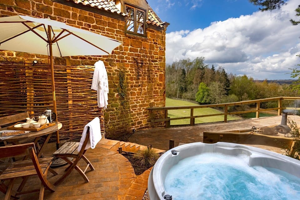 Chestut private garden with hot tub, majestic views down to the pond and beyond