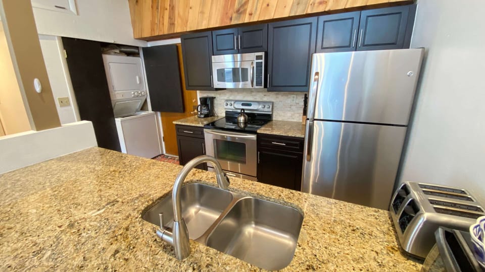 Kitchen with washer dryer in the entryway