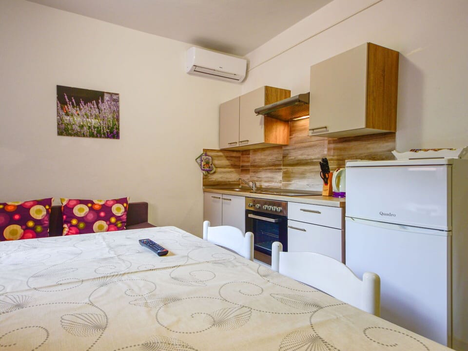 Furniture, Property, Cabinetry, Building, Comfort, Drawer, Textile, Wood, Countertop, Chest Of Drawers