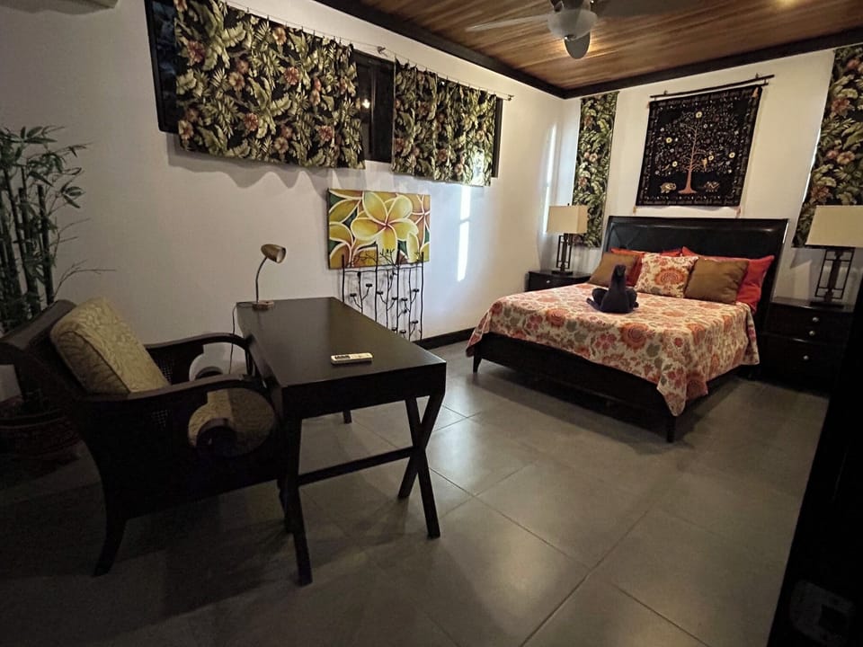 4th bedroom with Queen bed and desk