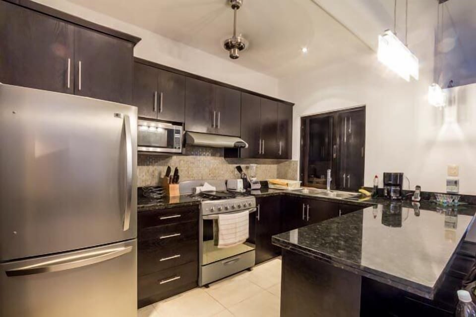 Fully equipped kitchen with breakfast counter