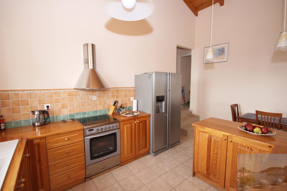 Light, well equipped kitchen (dishwasher), sea view. 