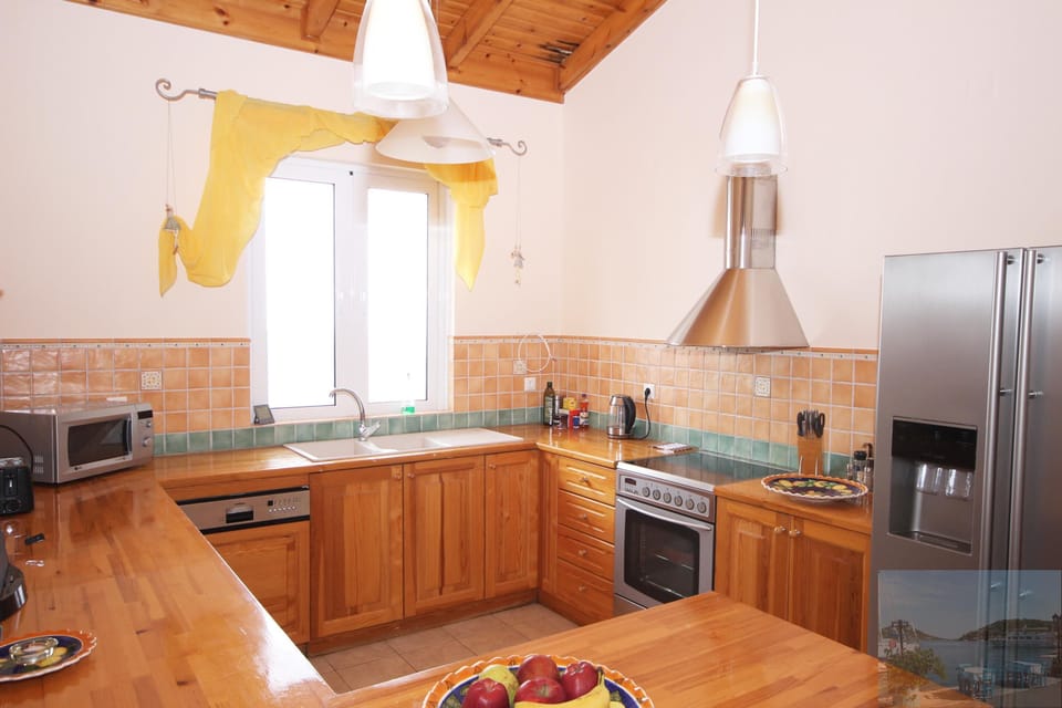 Large, well equipped kitchen (dishwasher, American style fridge freezer). Views.