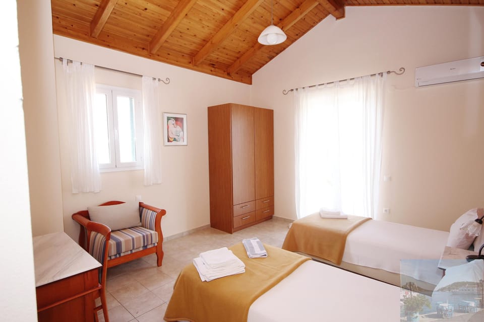 Dual aspect ensuite twin room. Patio doors to gardens. Sea and mountain views.