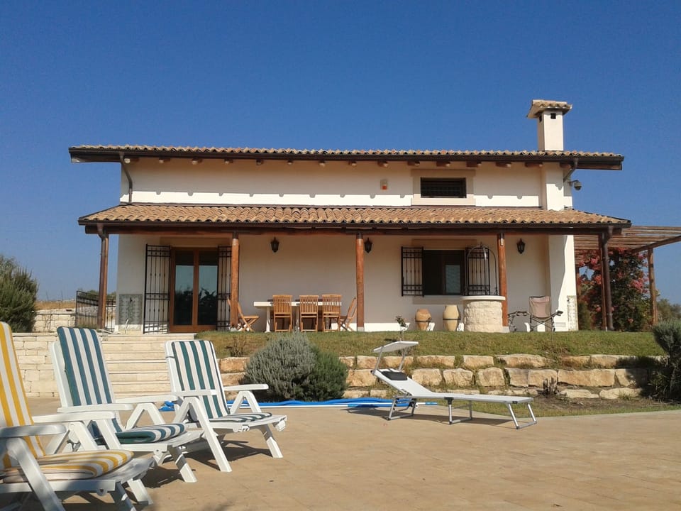 Veranda in front of the pool