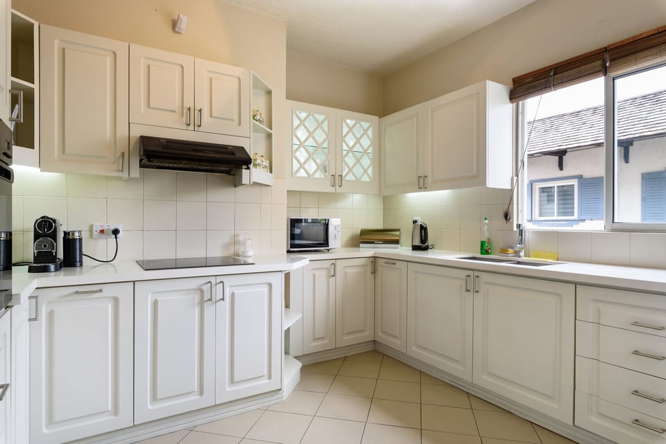 Large fully equipped and freshly renovated kitchen 