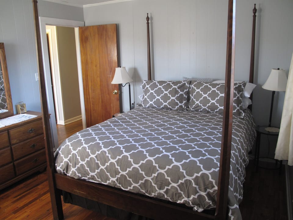 Master queensize four poster bed