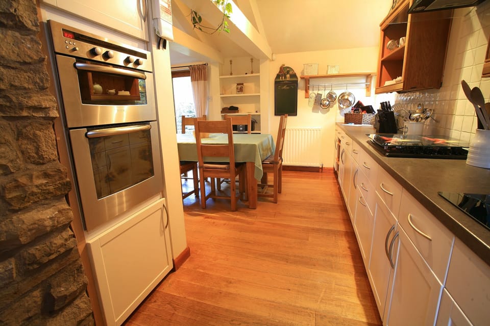 Well equipped kitchen- double oven & dishwasher