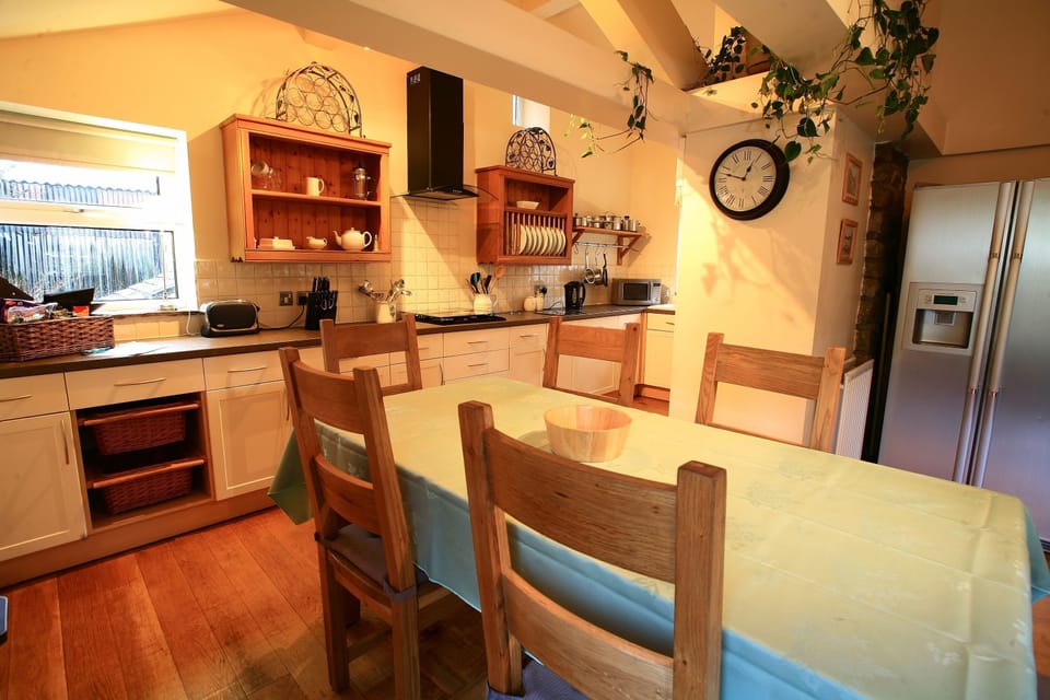 Large kitchen diner - table extends