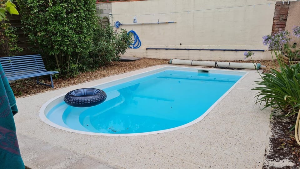 The swimmingpool. 