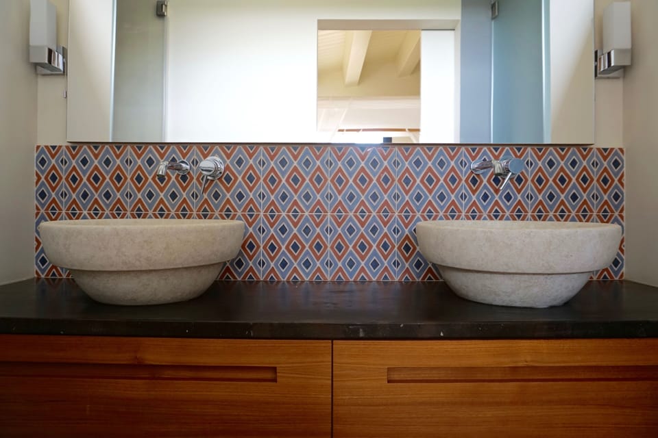 Twin sinks in the en-suite