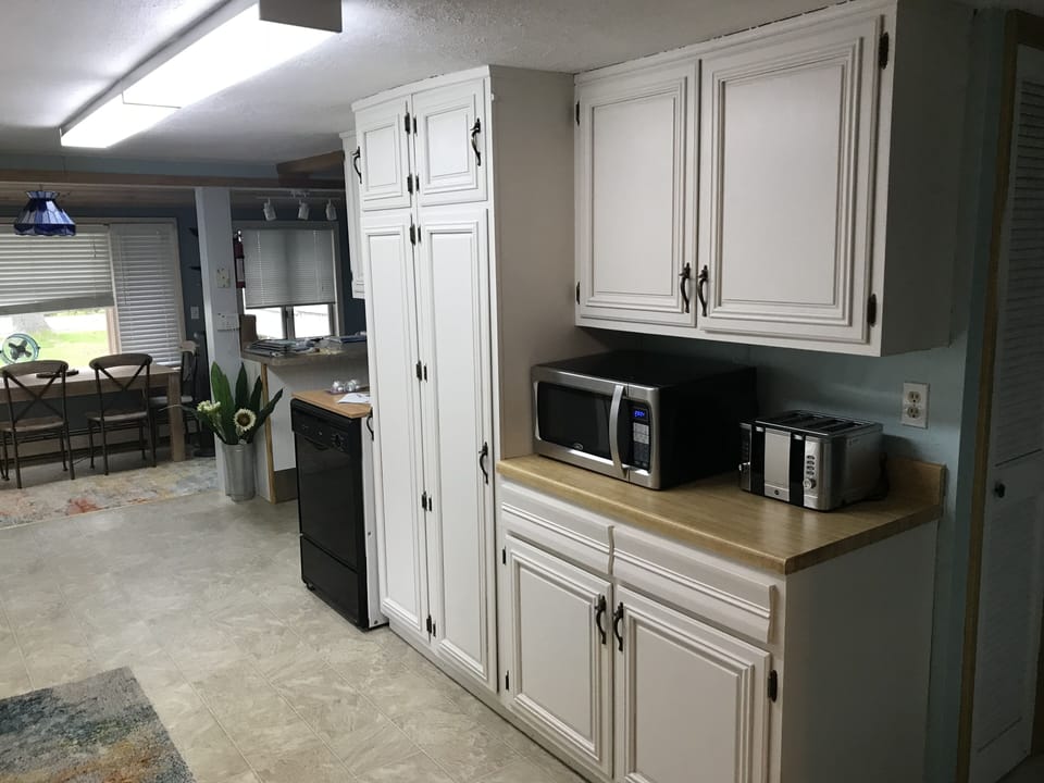 Kitchen with all amenities (microwave, toaster, pizza oven and cookware).