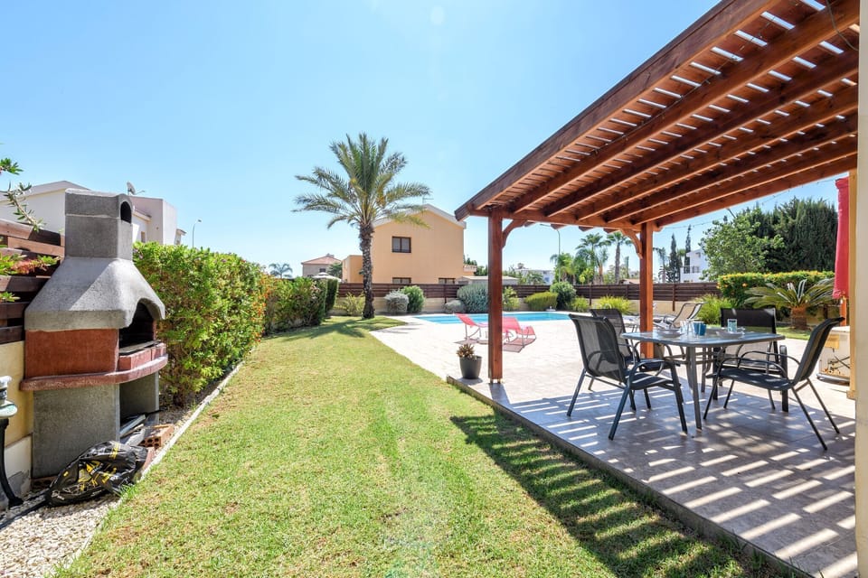 Al fresco dining area and BBQ