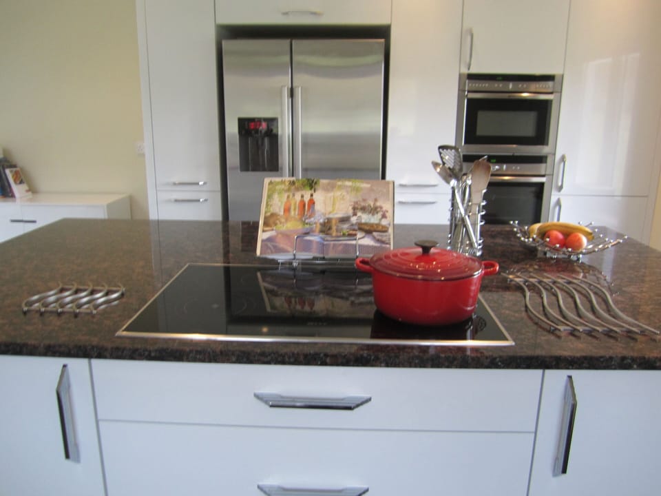 The kitchen with American-style fridge freezer, 2 ovens and induction hob