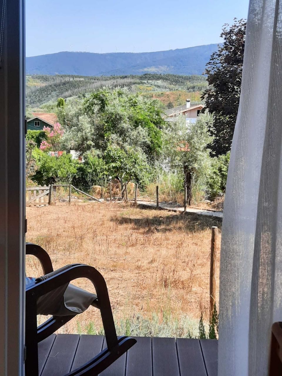 Vista do interior do Bungalow para a quinta e serra da Lousã