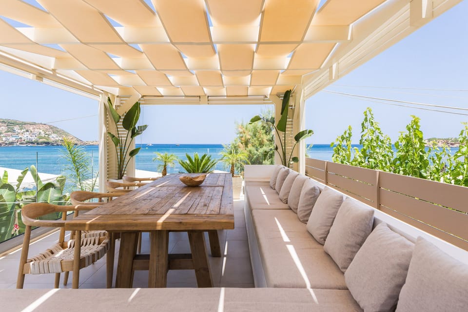 Shaded outdoor dining area with large corner sofa!