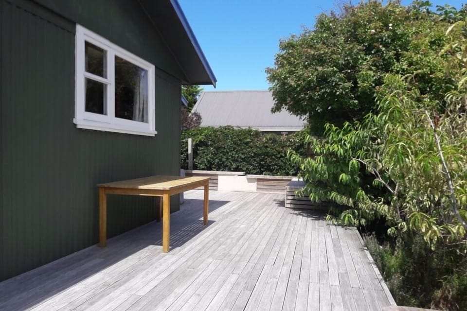 Large private back deck.
