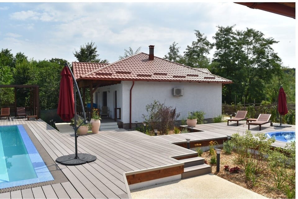 Side view of Feteasca Neagra Cottage