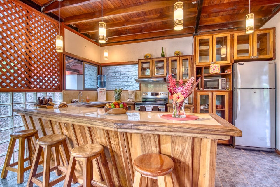 Fully equipped Kitchen with Breakfast bar and stool.