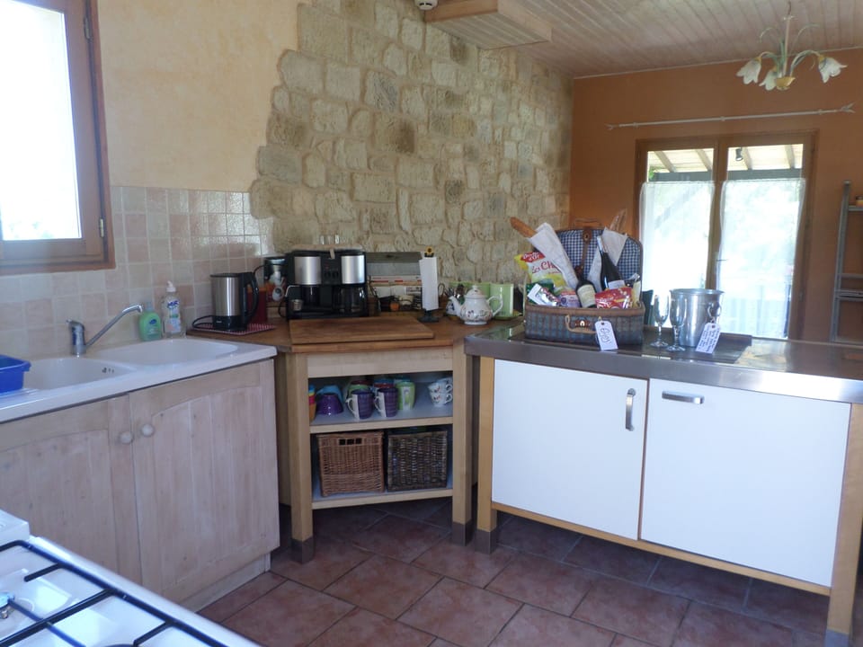 well equipped kitchen, dishwasher, microwave, coffee machine, fridge/freezer etc  
