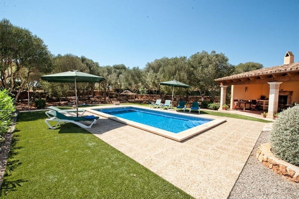 Pool and Grillhouse