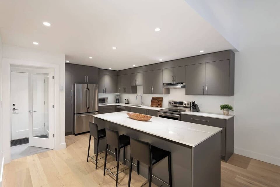 - Sleek kitchen with stainless steel appliances and quartz countertops  
- Spacious island with bar seating ideal for social cooking  
- Fully equipped setup perfect for après-ski meals and gatherings  