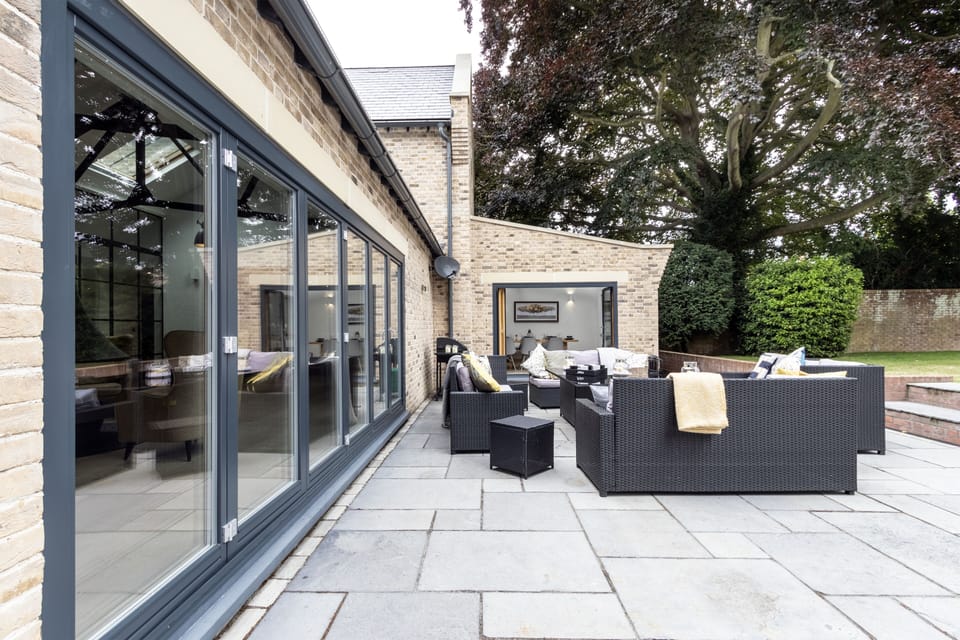Terrace with outdoor seating (SandiLodge)