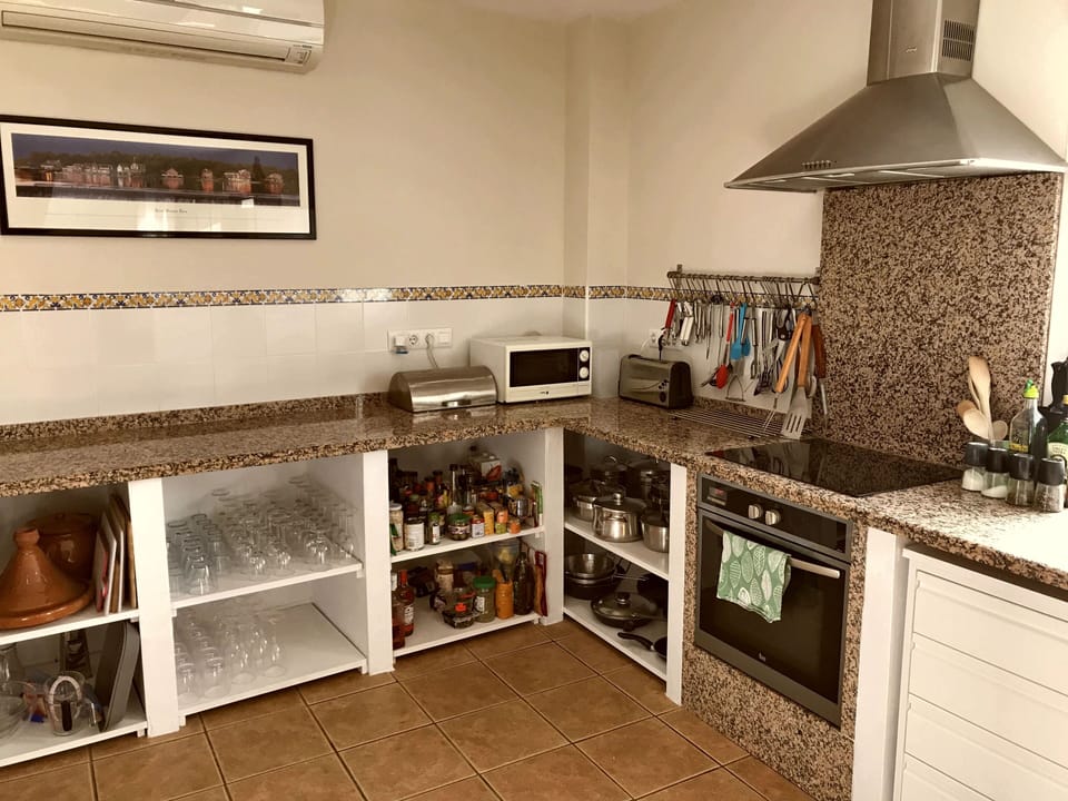 Fully range of kitchen appliances including oven & hob plus lots of pots & pans!