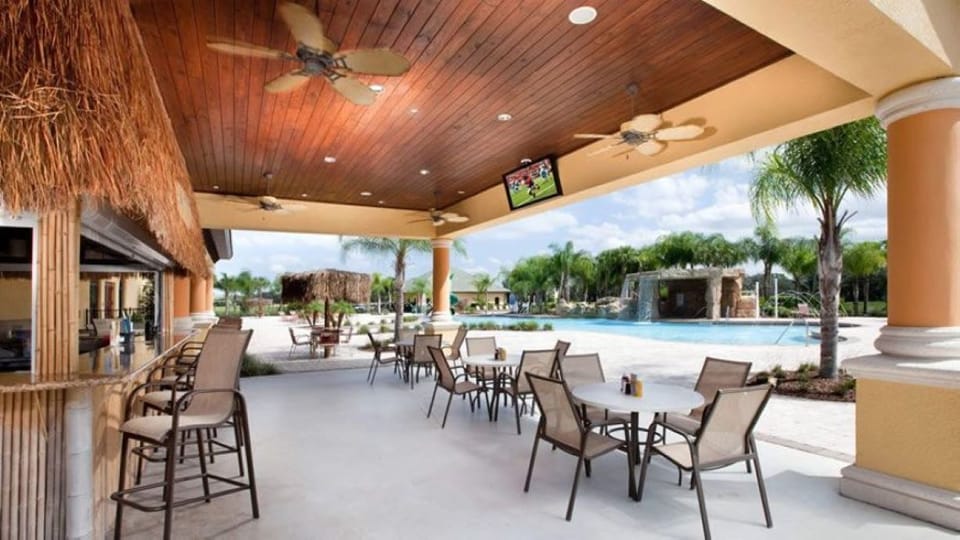 Restaurant and bar in clubhouse area