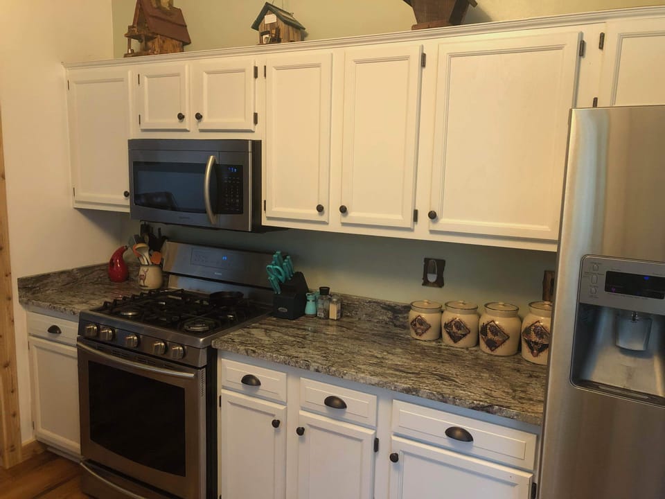 granite counters, gas range