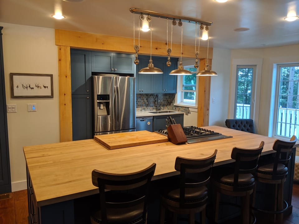 Fully equipped kitchen with large fridge, range/oven, microwave, dishwasher, etc