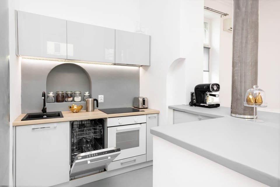Cosy and elegant living area with practically equipped kitchenette, where the guests can use an oven.