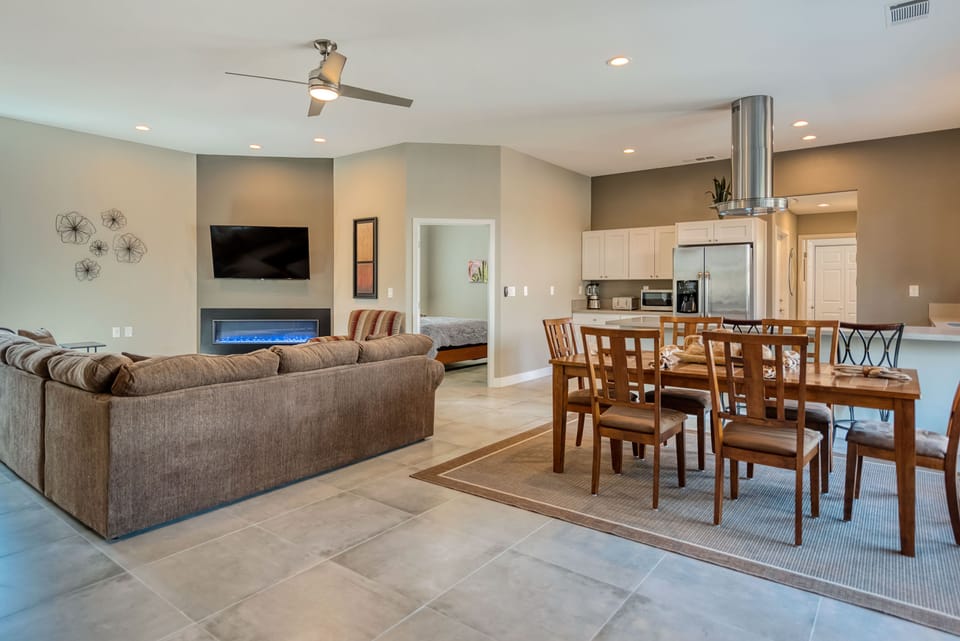 Open floorplan (living, dining, kitchen)