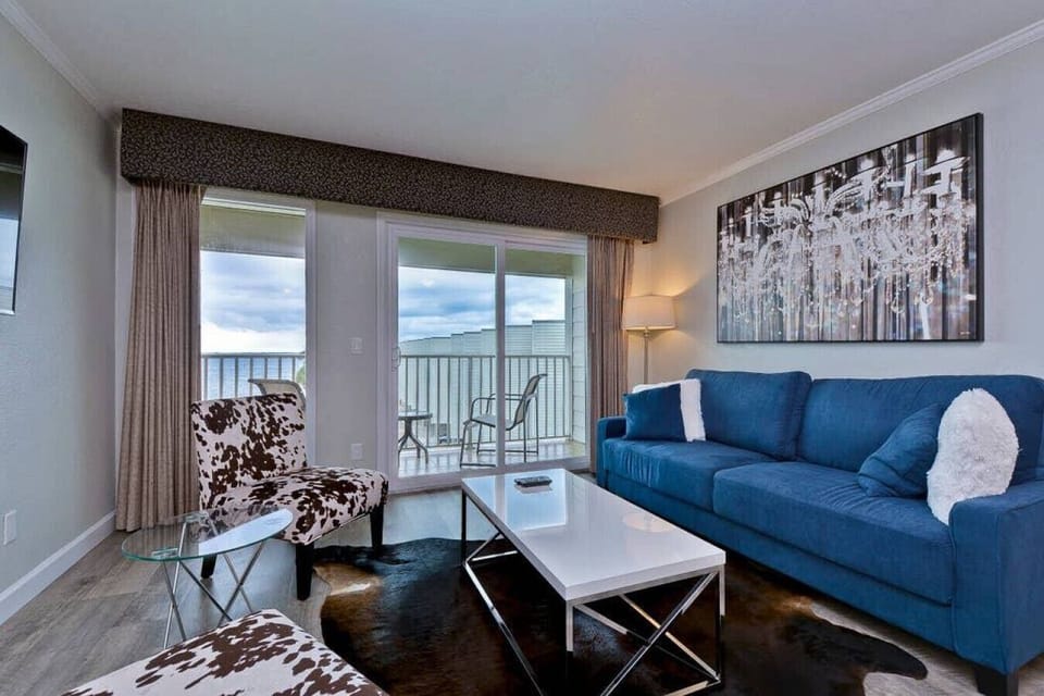 Living Room: Stylish seating and chic decor with stunning views for a relaxing retreat!