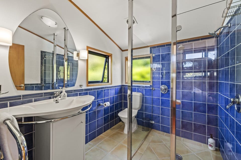 Master ensuite (upstairs)