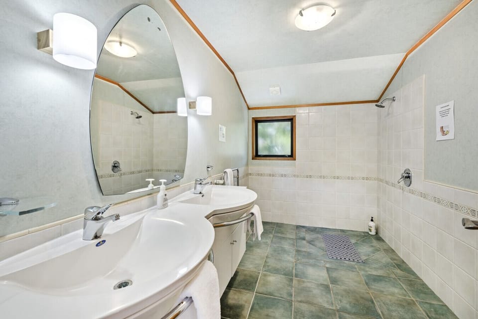 Main bathroom (downstairs)