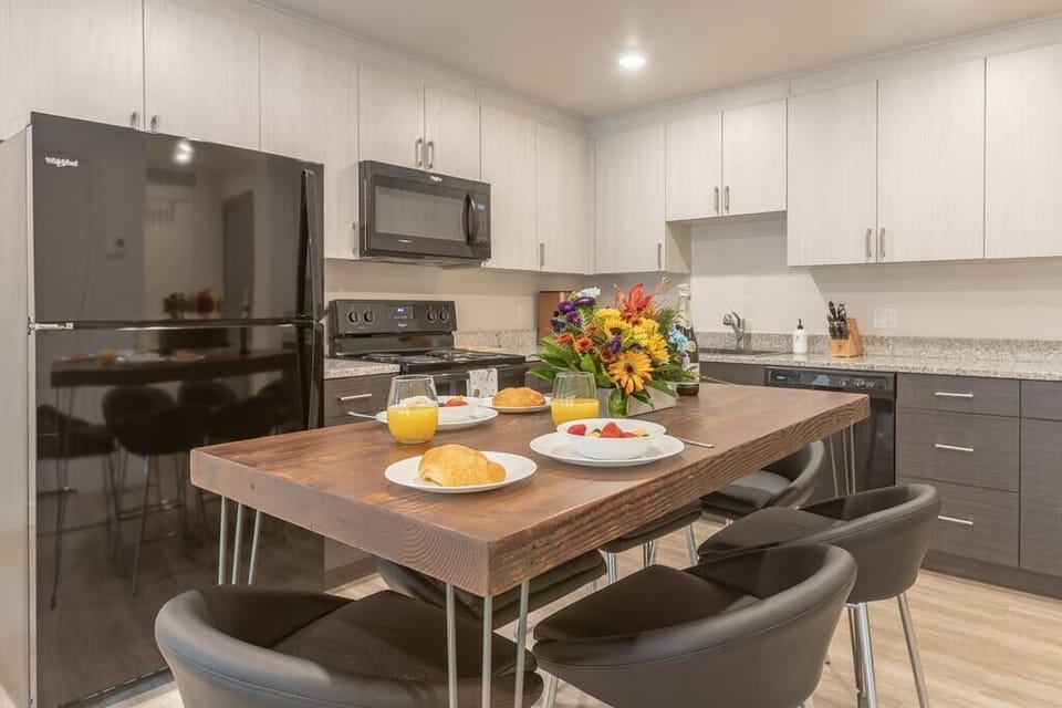 Eat-In Kitchen