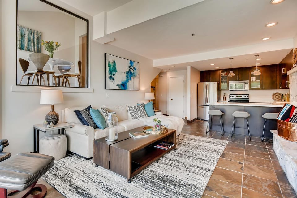 Fantastic living area. Plenty of space and beautiful setting and furnishings.