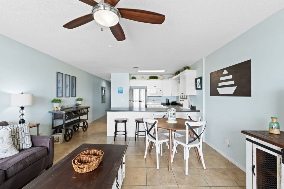 Living & Dining Area - Table Seats 4 - Additional Seating at Kitchen Counter