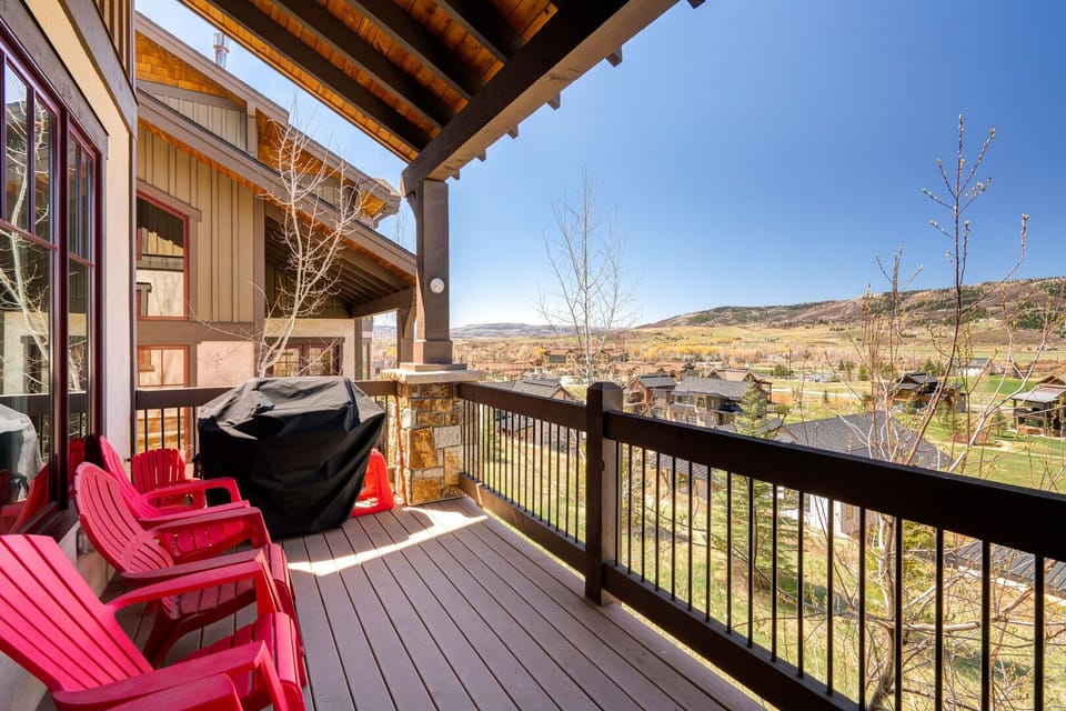 Main level deck with gas grill to cook up dinner!