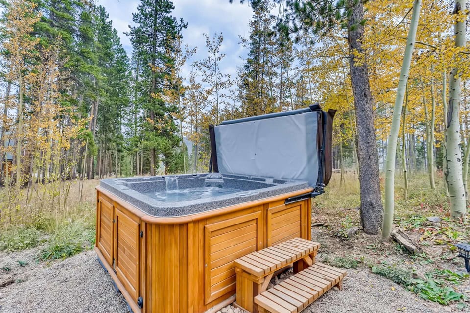 Forest Views in New Hot Tub at  Aspen Grove...Gorgeous Summer  Leaves rustling in the Wind