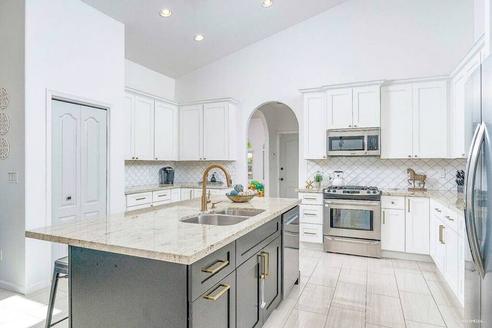 [Kitchen] Fully equipped and well stocked kitchen with electric stove