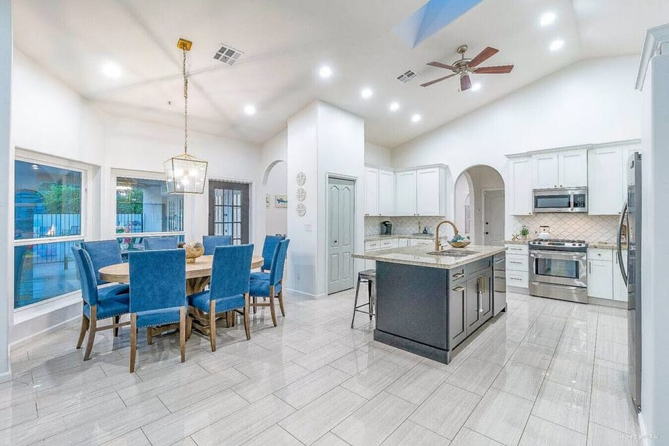 [Kitchen] Large open kitchen with dining area and island seating