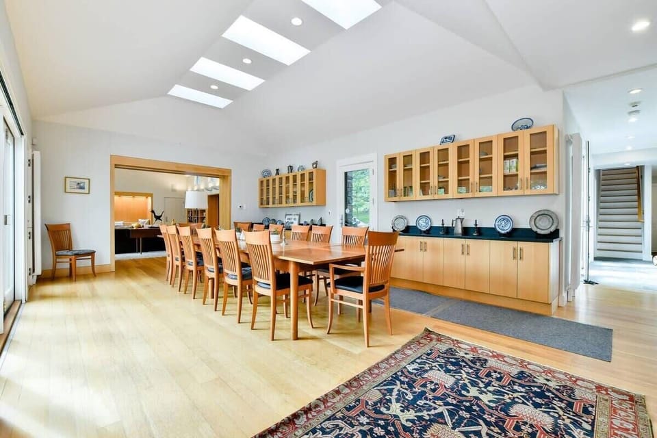 18 seats in the dining room for large scale of entertaining.