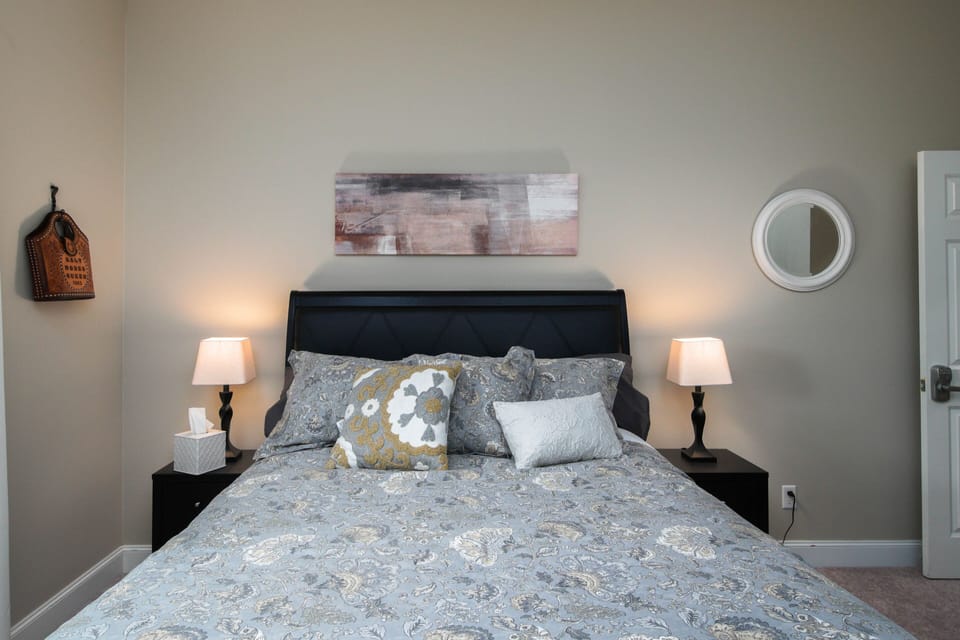 The Paul bedroom has an alcove for an optional twin rollaway bed.