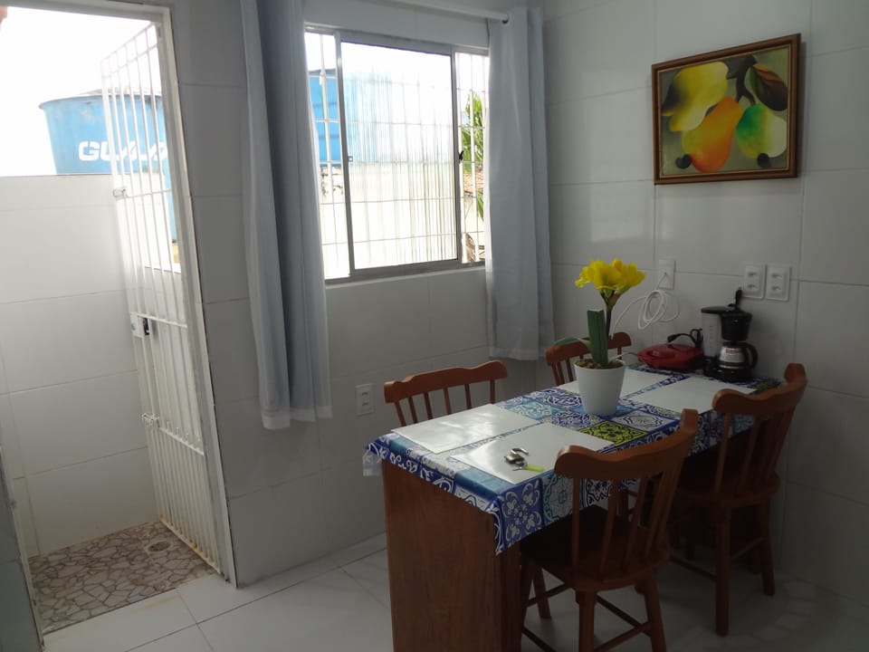 Visão parcial da copa cozinha, Conjunto de mesa de jantar