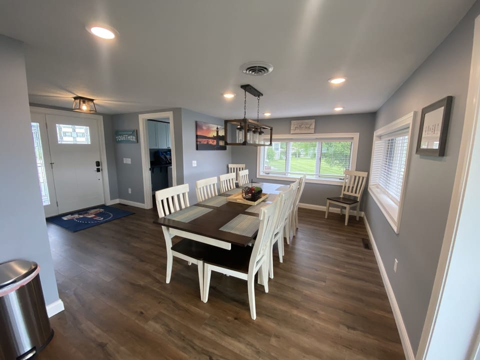 Dinning room sits 10