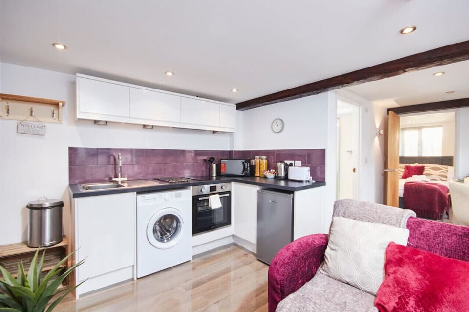 Modern kitchen/diner. Fully-equipped kitchen and washing facilities
