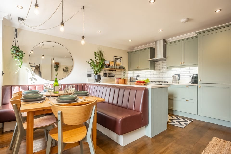 Castle House, Wells-next-the-Sea: Dining area and well equipped kitchen